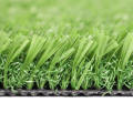 На футбольных площадках без заполнения используется искусственная трава.